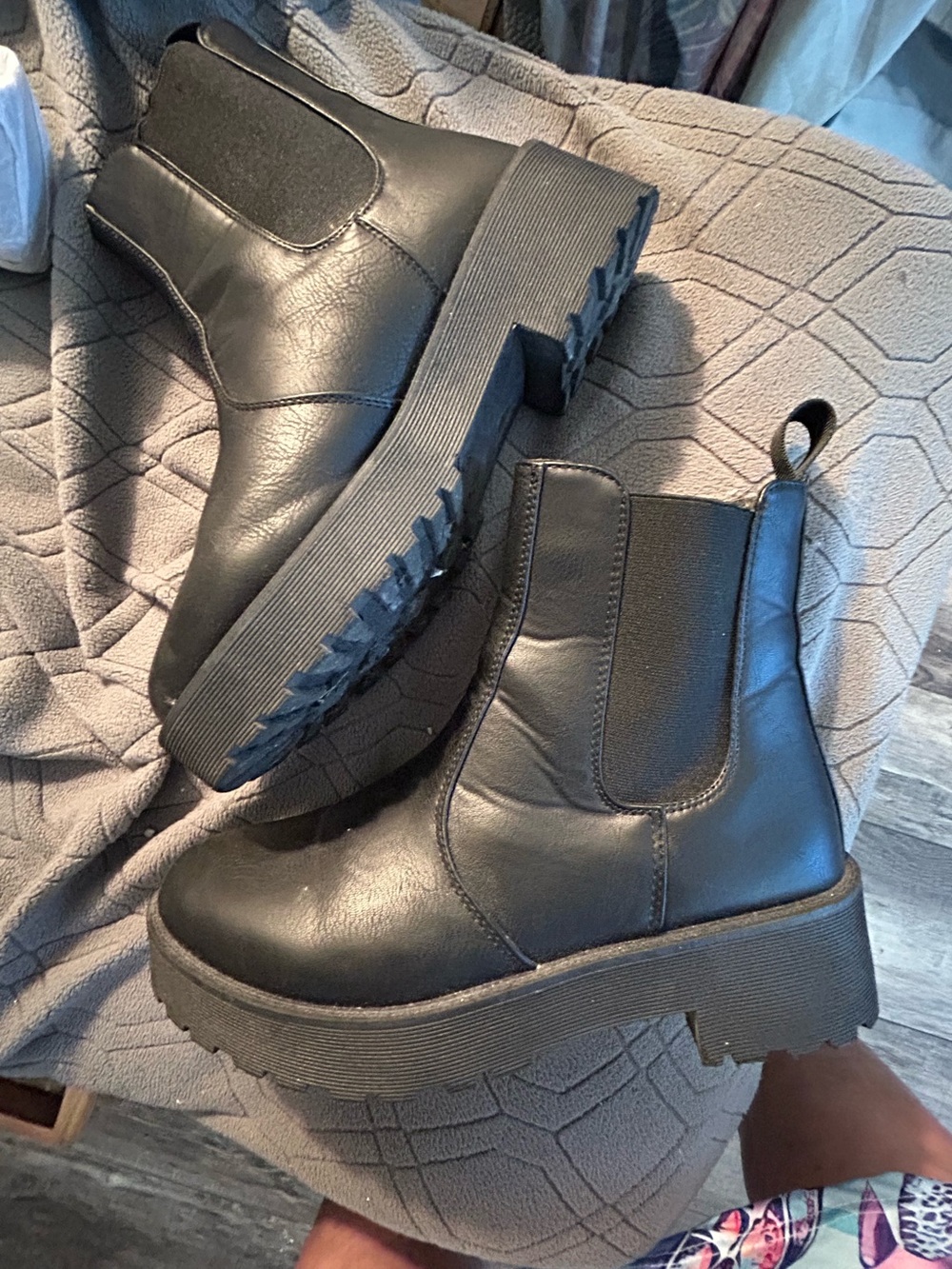 Dirty Laundry Black PullOn Lug Boots - Size 9